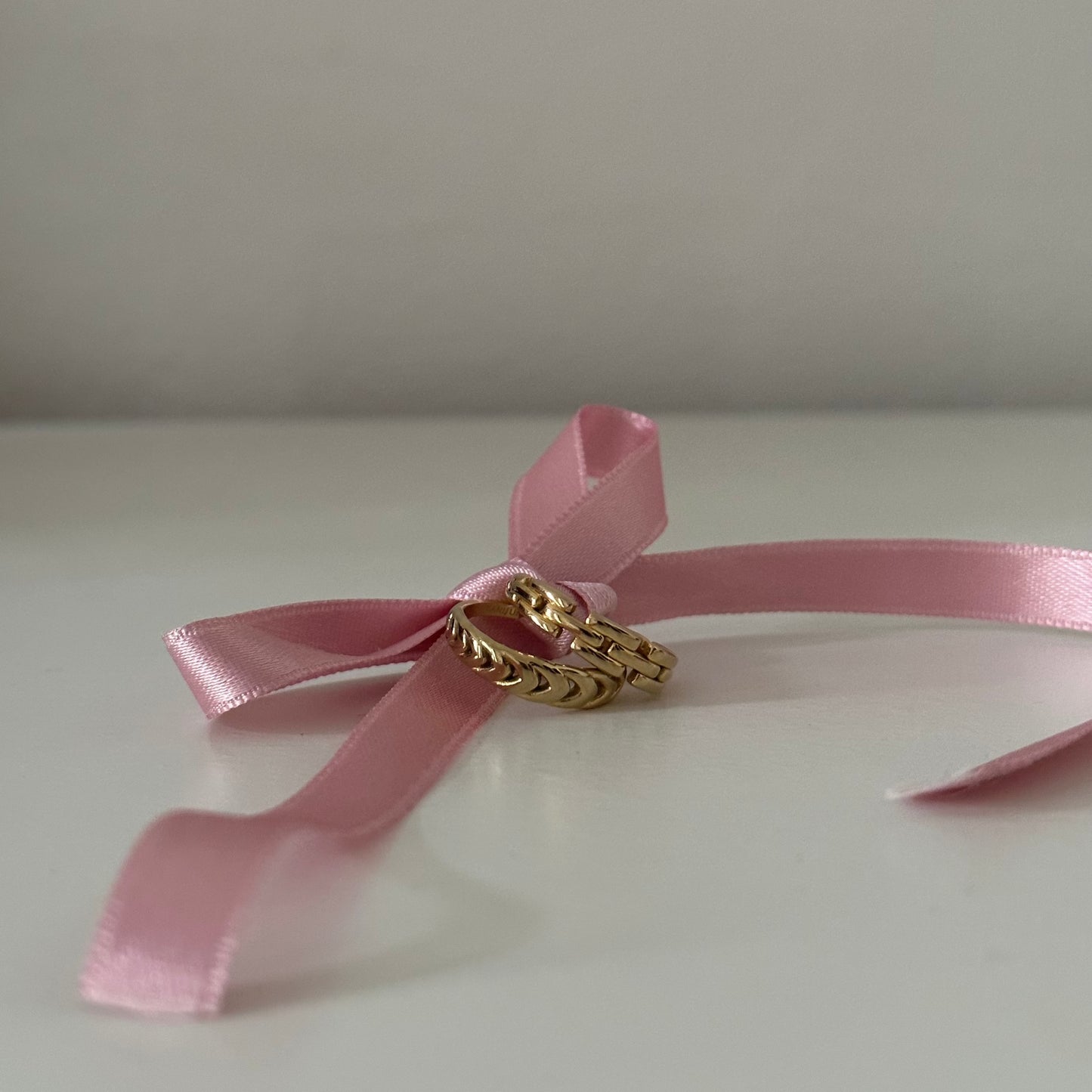 Rive Ring auf einem Tisch mit rosa Schkleife
