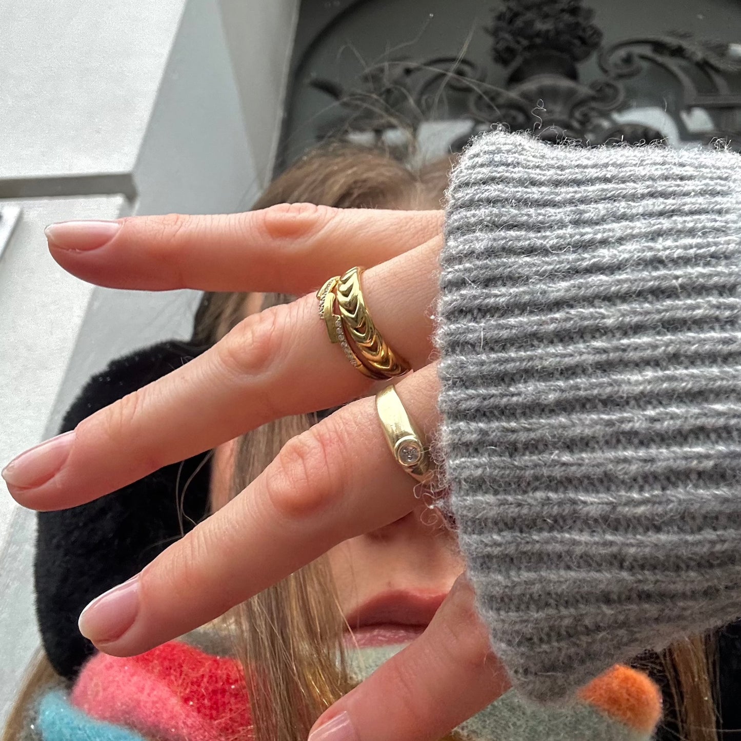 drei Ringe an einer Hand von Mädchen