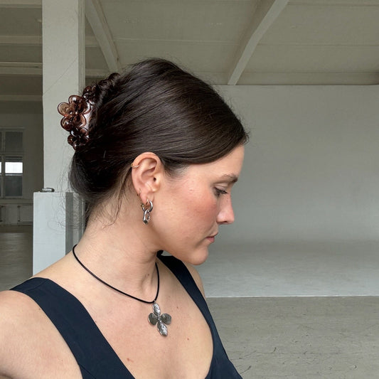 Haarspange von der Seite getragen von einem brünetten Mädchen