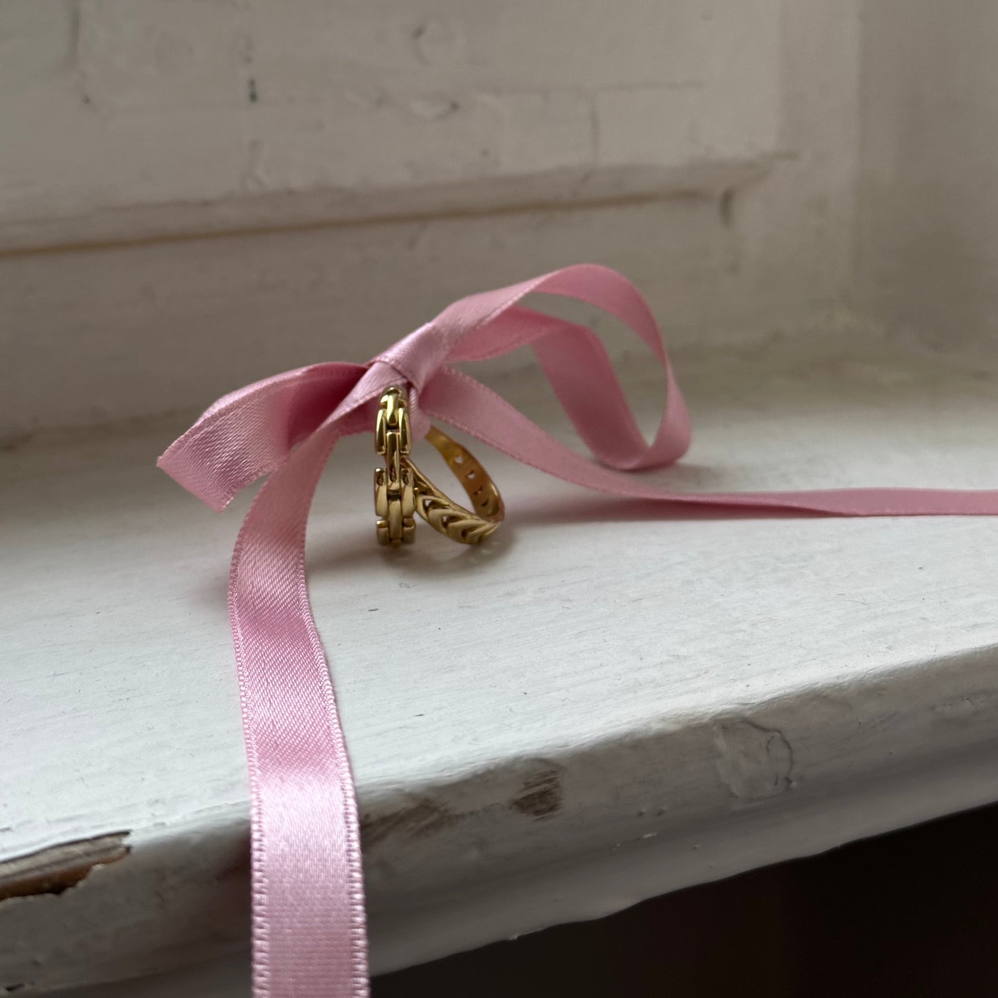 goldene Ring an Rosaschleife