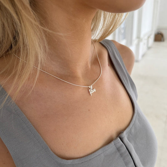 Halskette Fave in Silber an einem blonden Mädchen