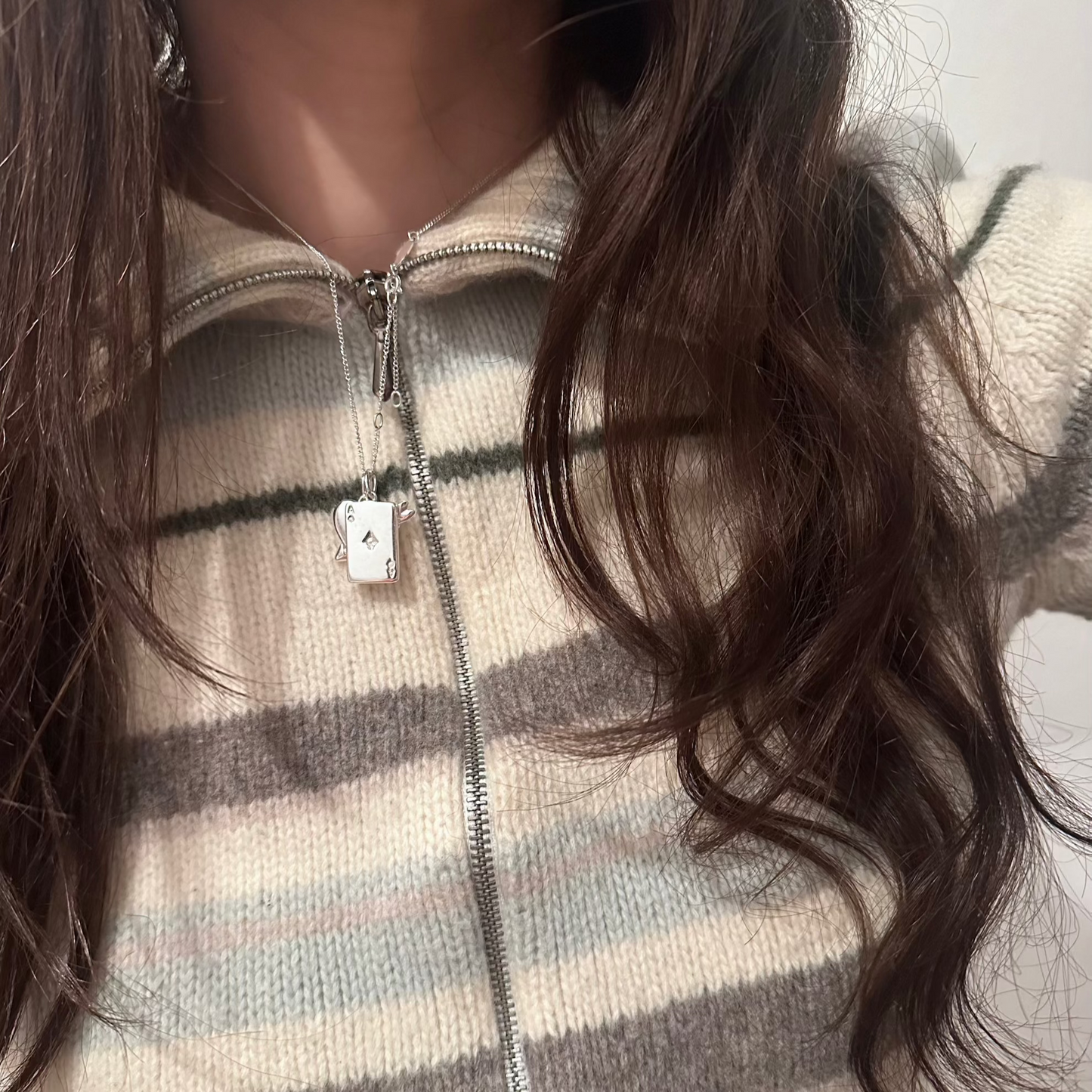 Ace Charm on into you Halskette getragen auf Mädchen mit braunen Haaren und gestreiften Wolle Strickjacke