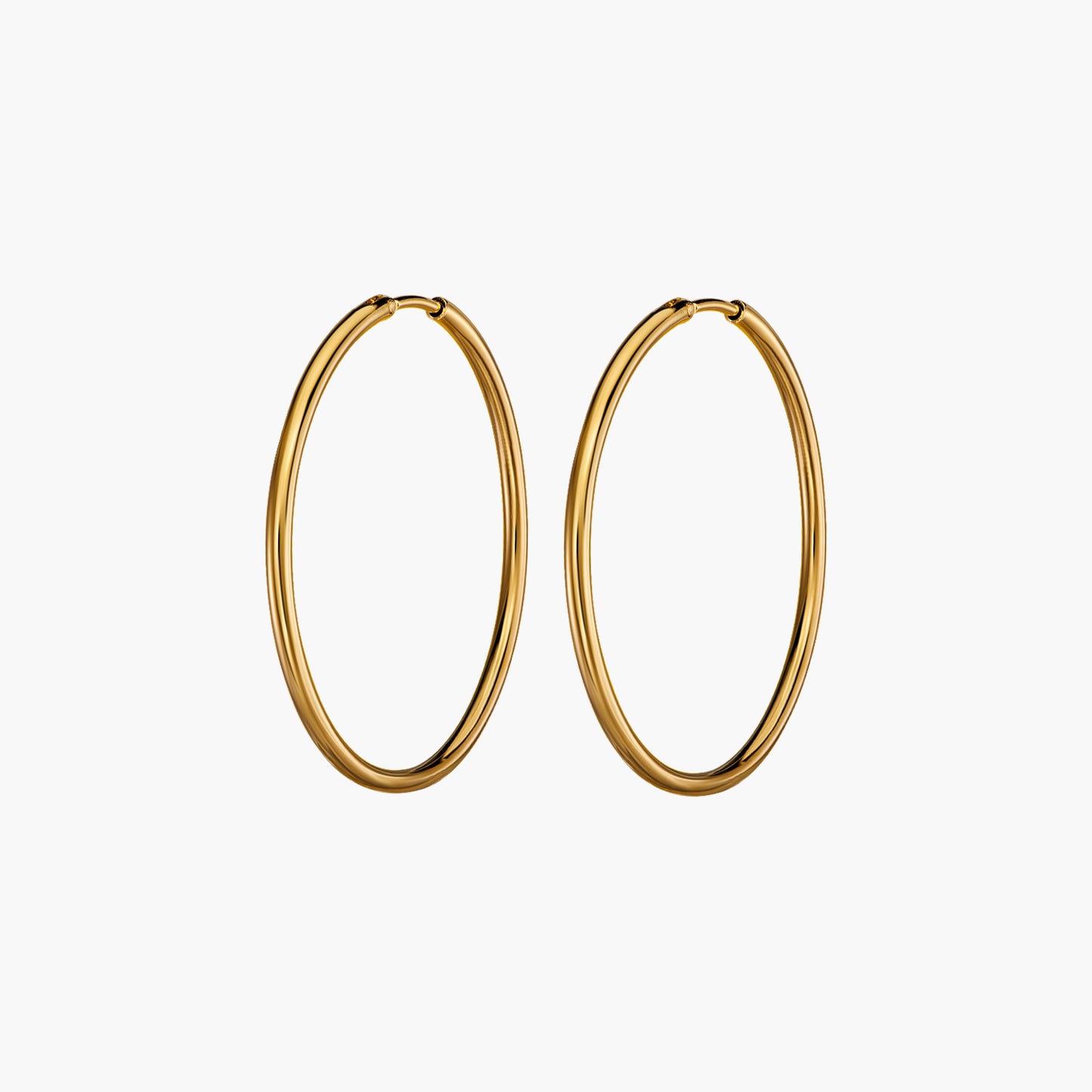 Ohrringe Lulu Hoops auf Hintergrund weiß