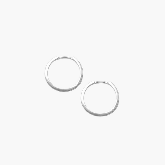 Lily Hoops Ohrring auf weißem Hintergrund