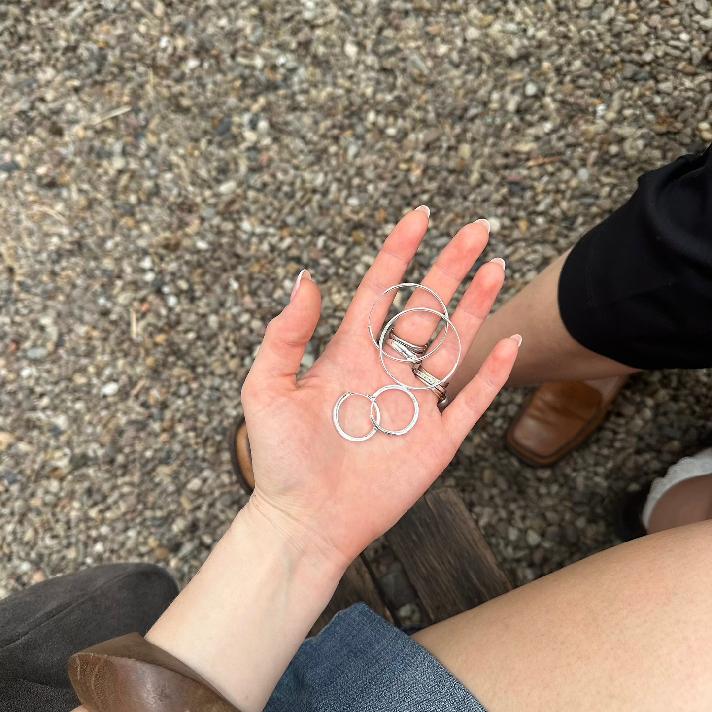 Ohrringe silber auf Hand liegend