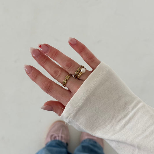 Warning, anhand von Mädchen mit weißem Shirt