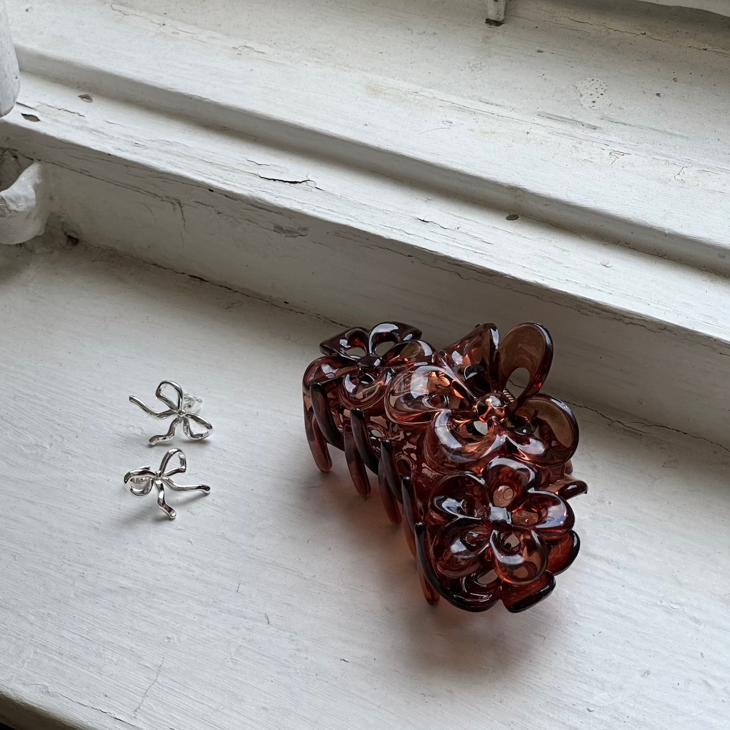 Ohrringe Ribbon silber auf Fensterbank