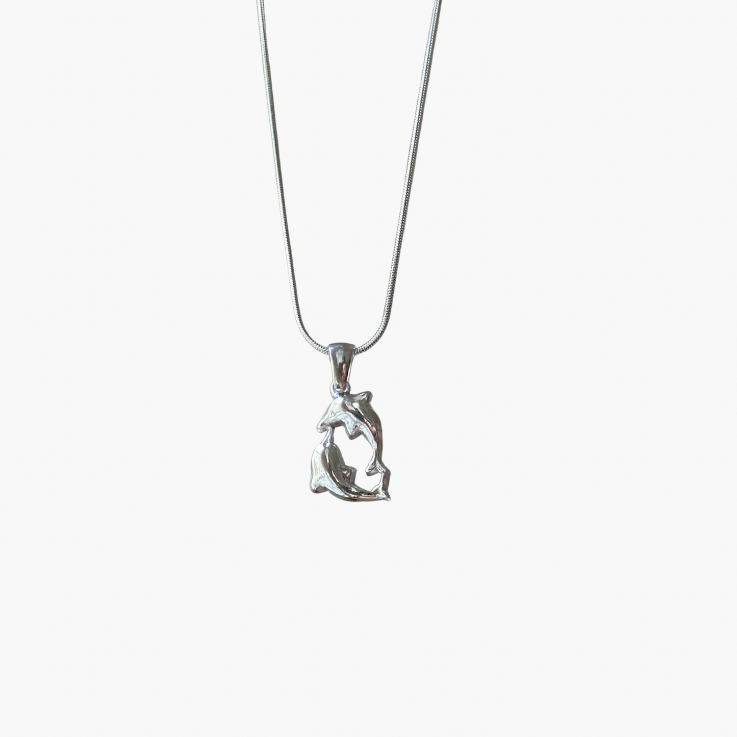 Dancing Dolphins Delfin Kette in silber auf weißem Hintergrund