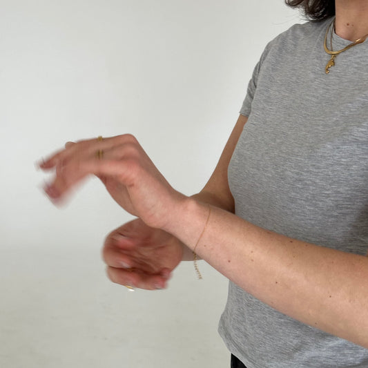 Armkette getragen von Mädchen mit T-Shirt