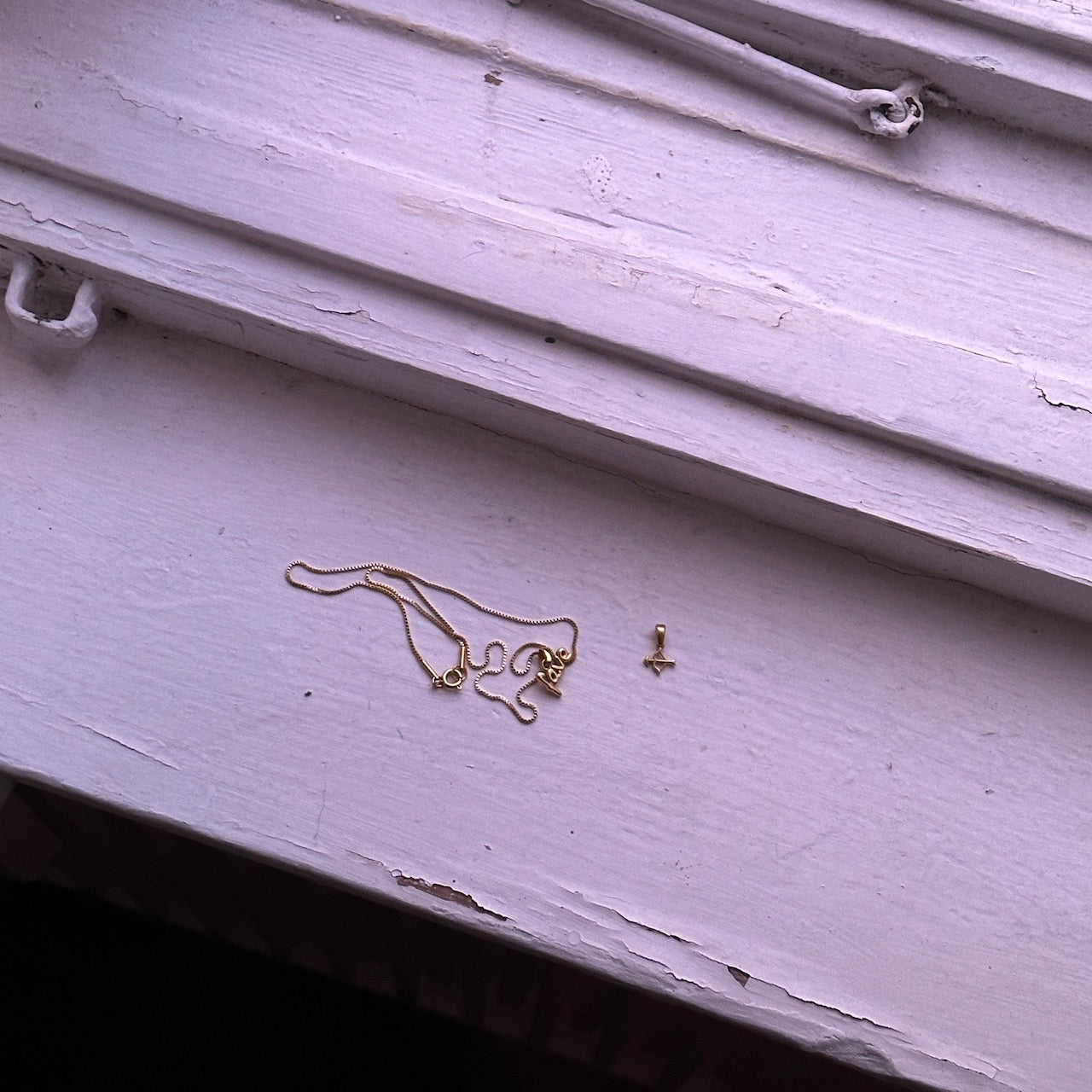Halskette, Pfeil und Bogen auf Fensterbank