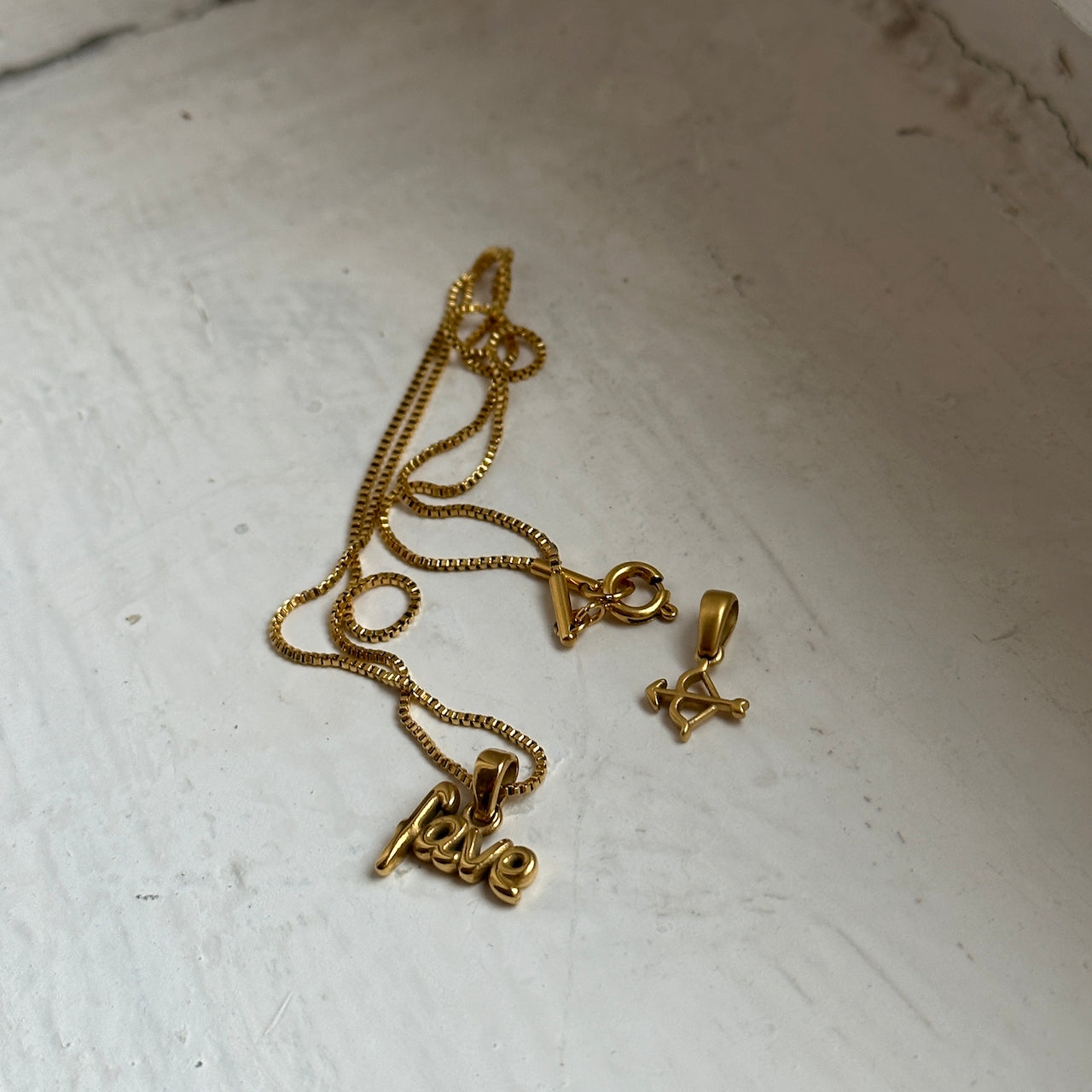 goldene Halsketten auf Fensterbank