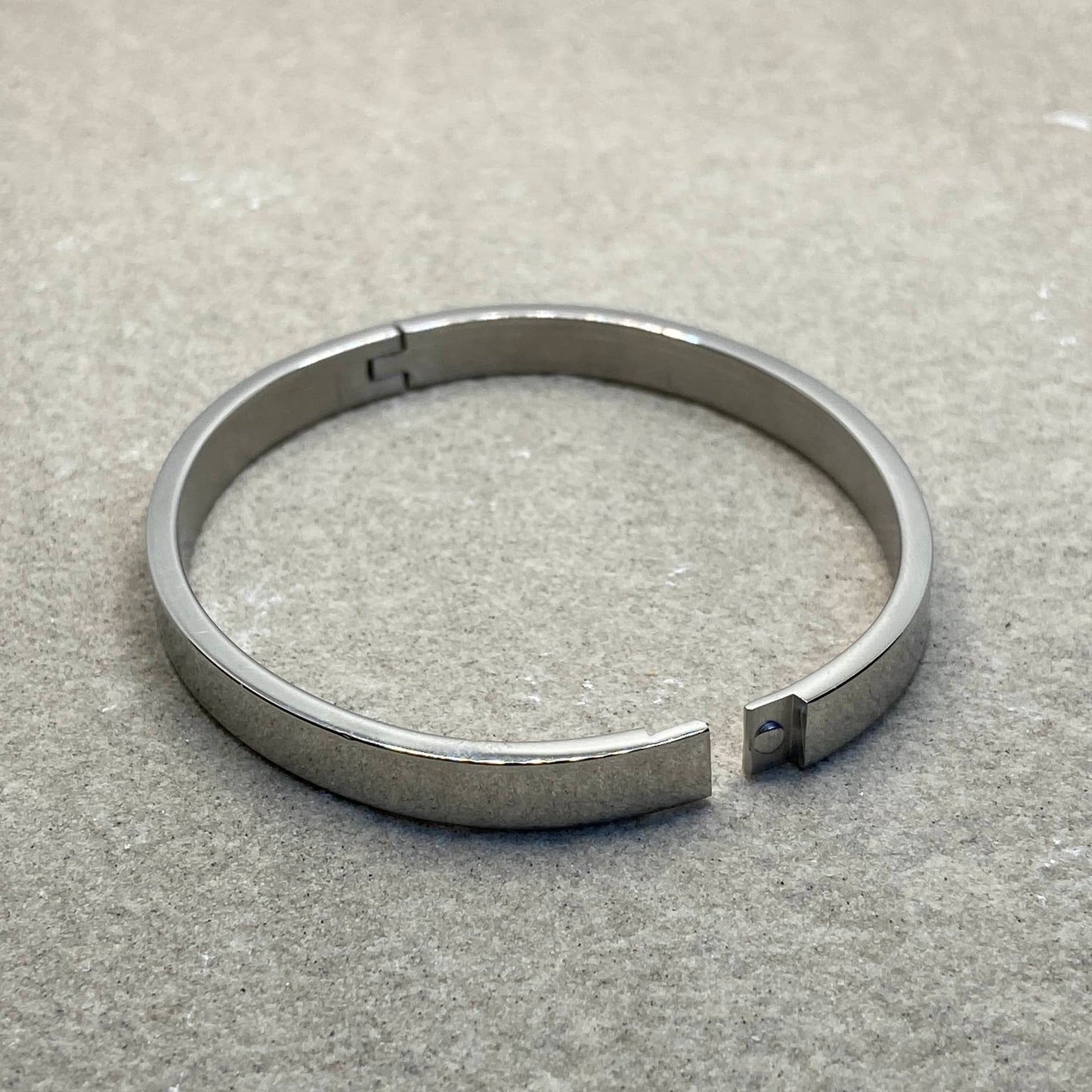 Armreifen, Silber auf einem Tisch