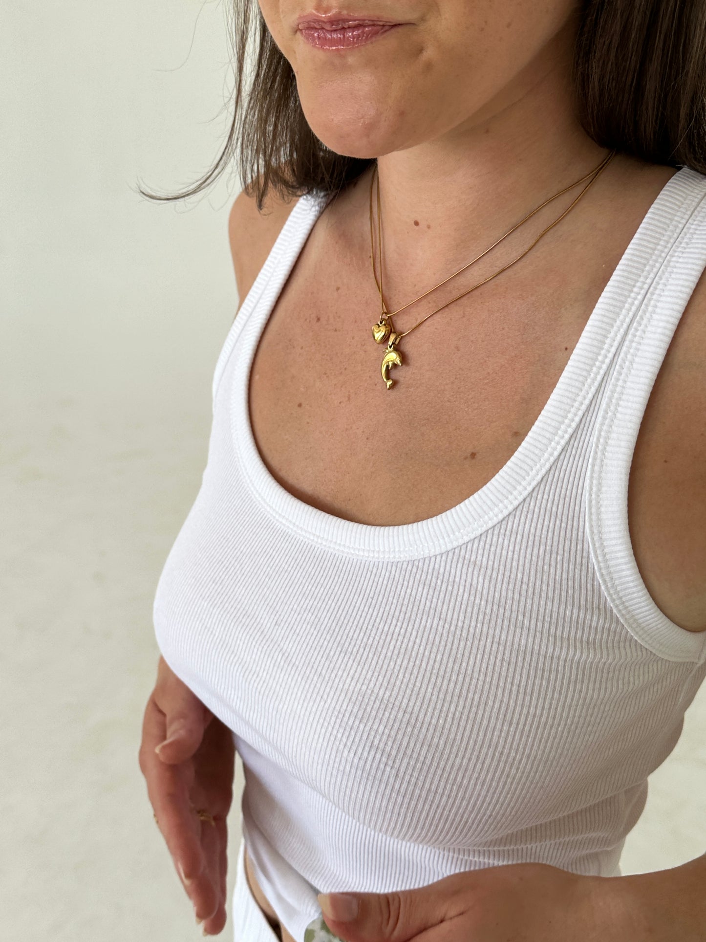 Delfin Halskette an Mädchen mit weißem Shirt