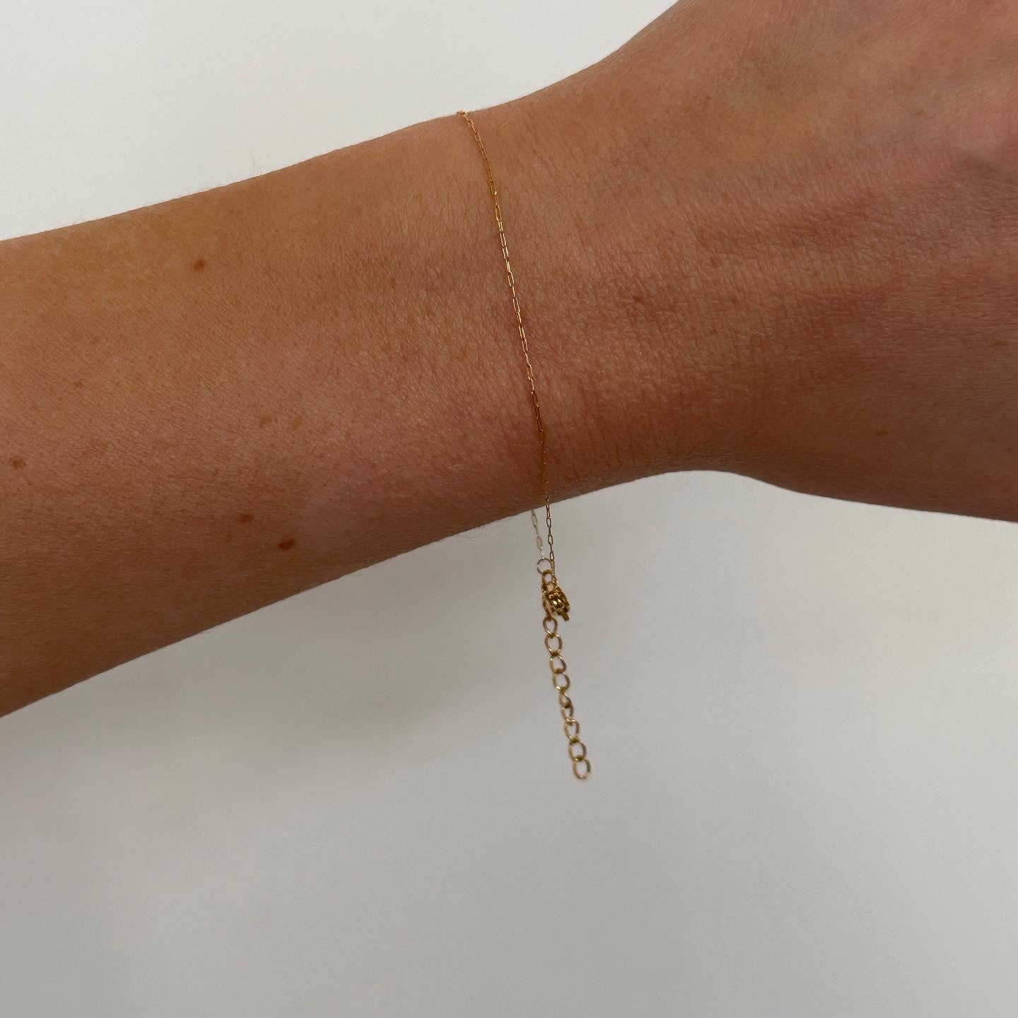 zartes Armband an einer Hand