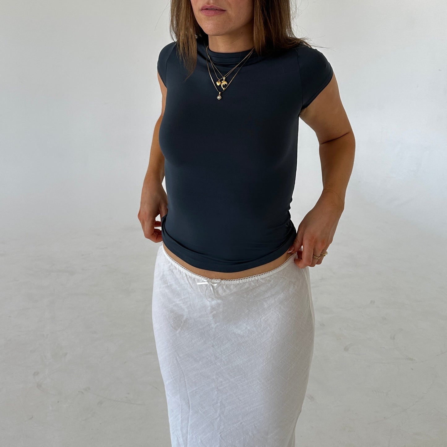 Delfin Halskette an Mädchen mit blauem Shirt