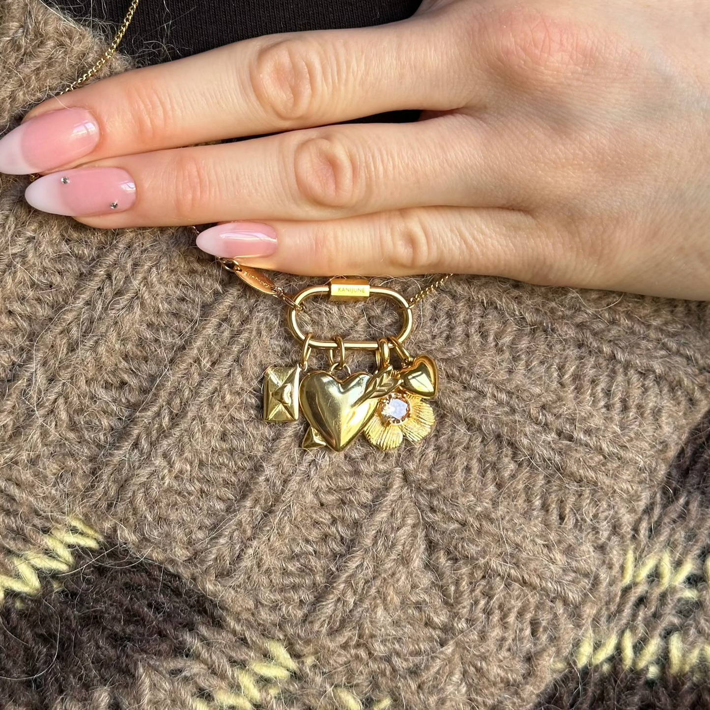 Mix and Match Halskette getragen mit Charms Nahaufnahme