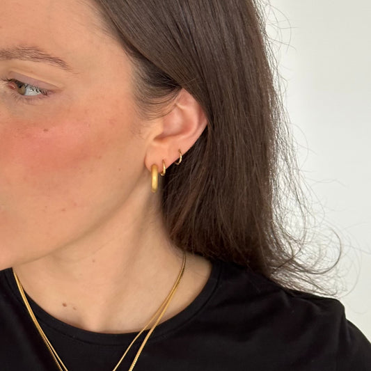 mini Hopes matt Gold getragen von Brünette Mädchen