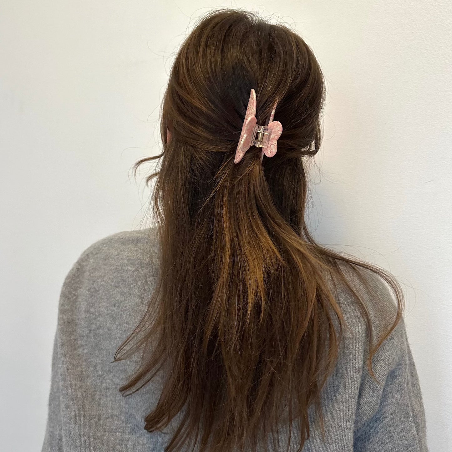 Pink Pastel Clip Haarspange in Pink getragen im Haar