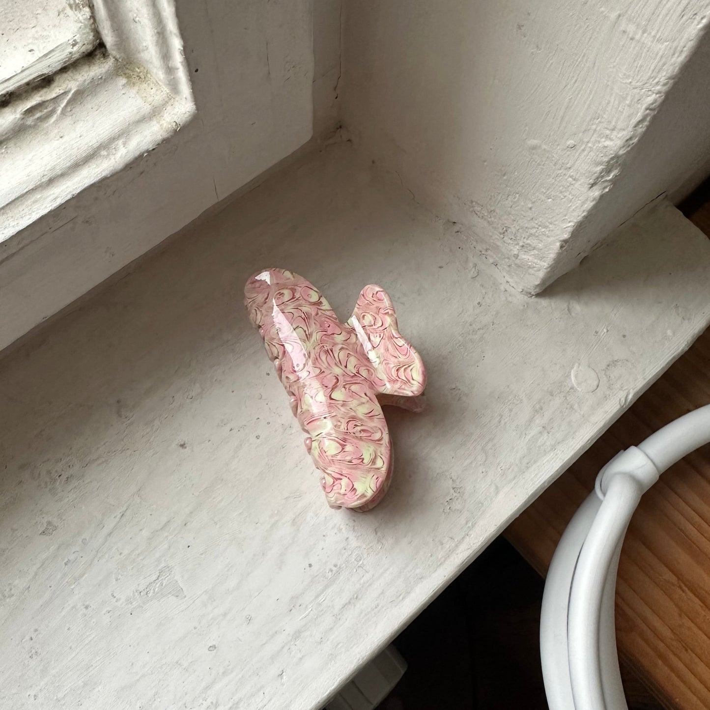 Pink Pastel Clip Haarepange in Pink auf Fensterbank