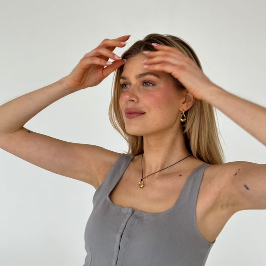 Ricci gold Halskette und Ohrringe getragen von blondem Mädchen