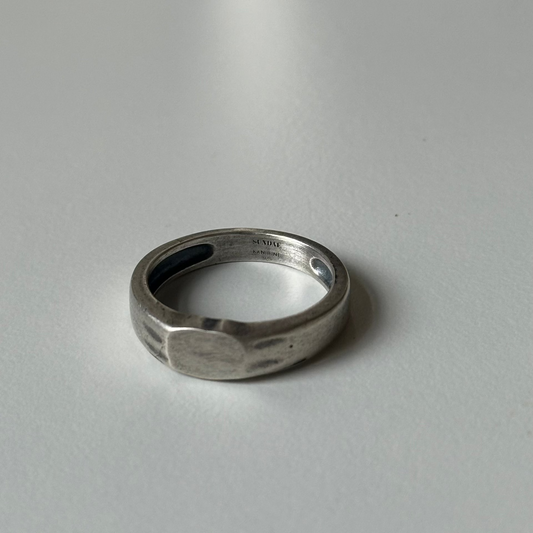 Silber schmales Siegel auf weißem Tisch