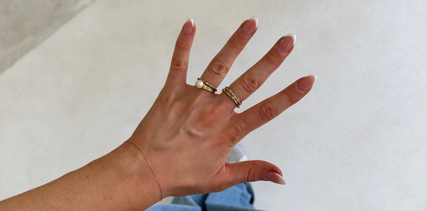 Ringe von Kanijune an Fingern von einer Hand