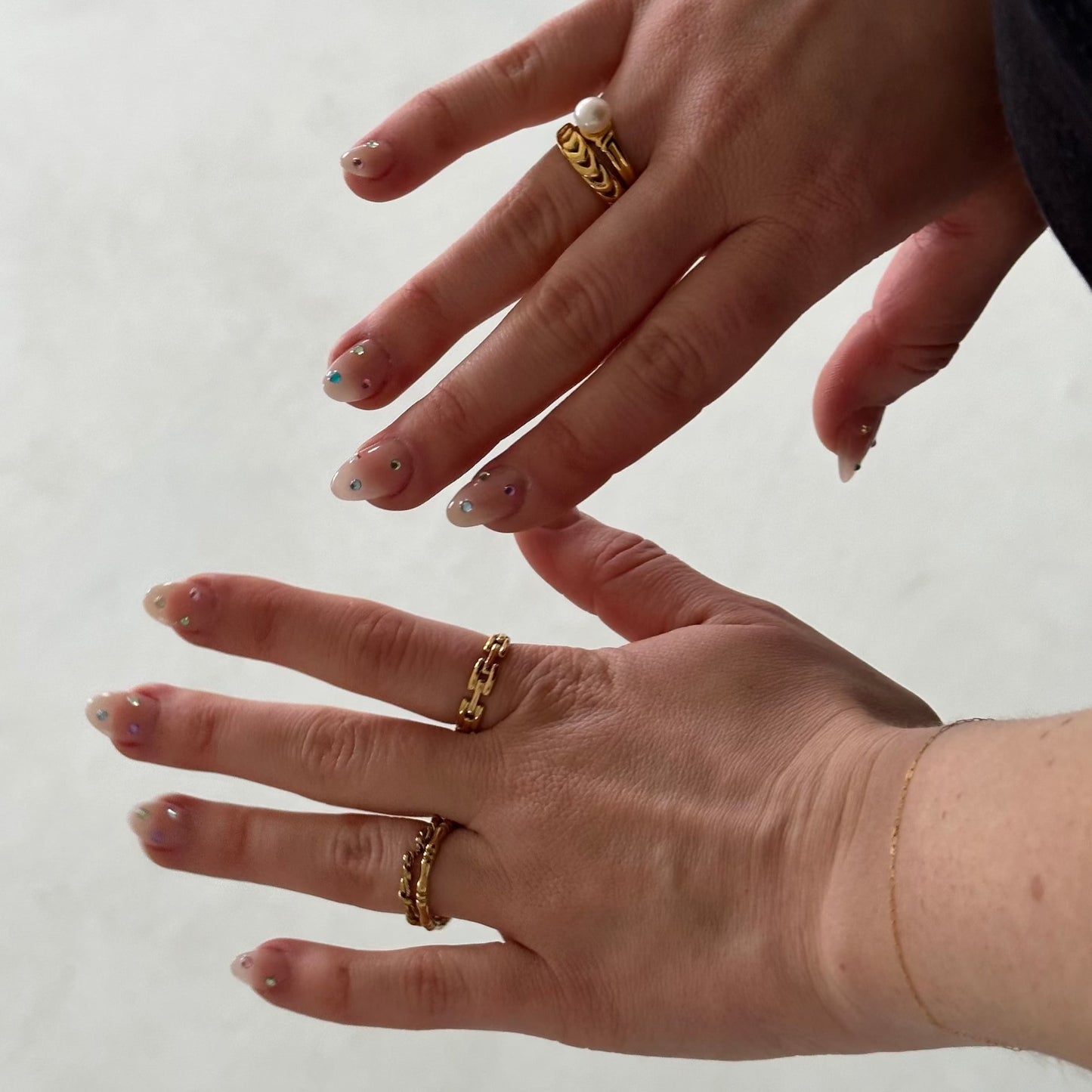 Ronny Ring und weitere Ringe an zwei Händen vor weißem Hintergrund