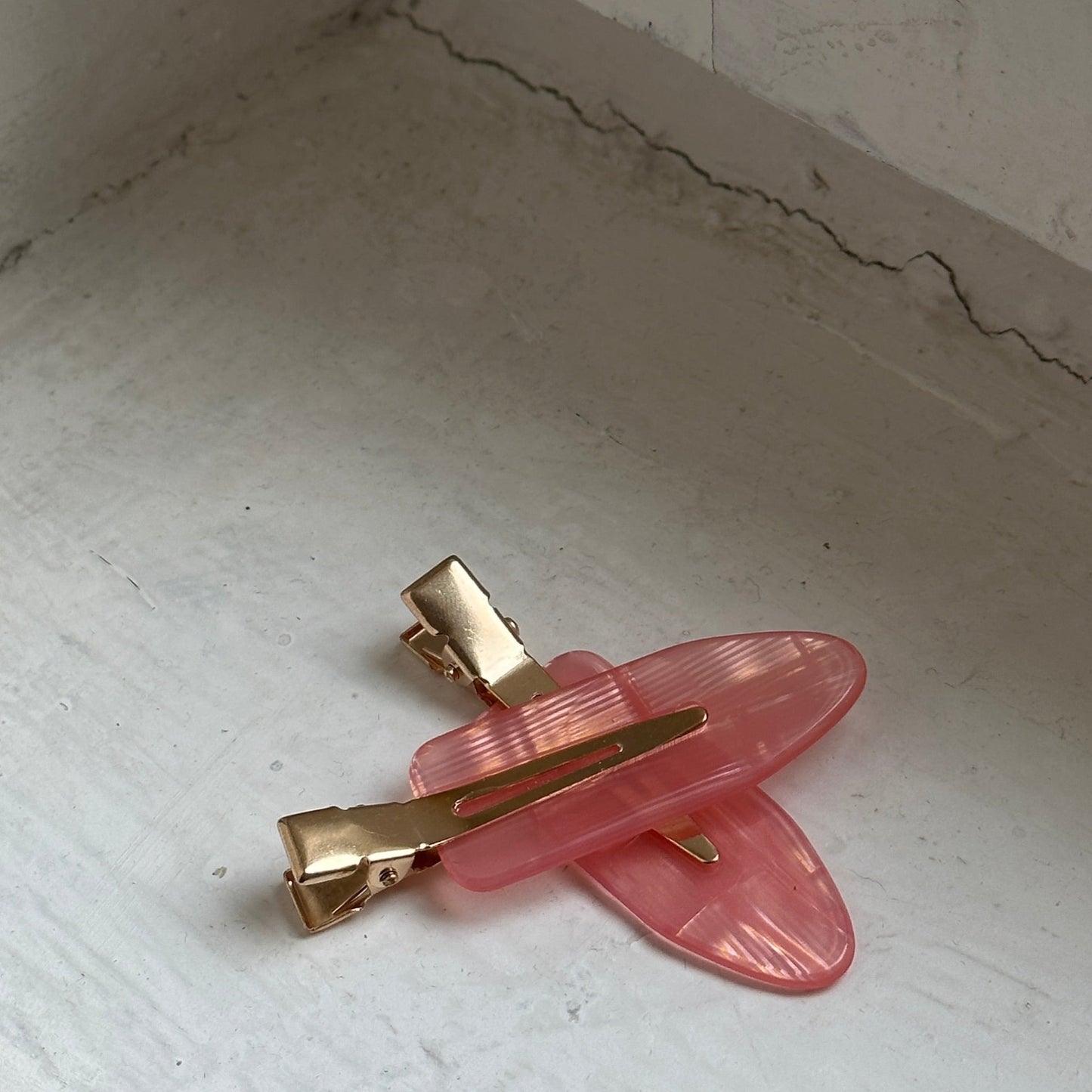 Skincare Clips in rosa auf weißer Fensterbank