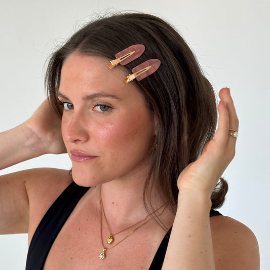 Skincare Clips in rosa getragen an Frau mit braunen Haaren