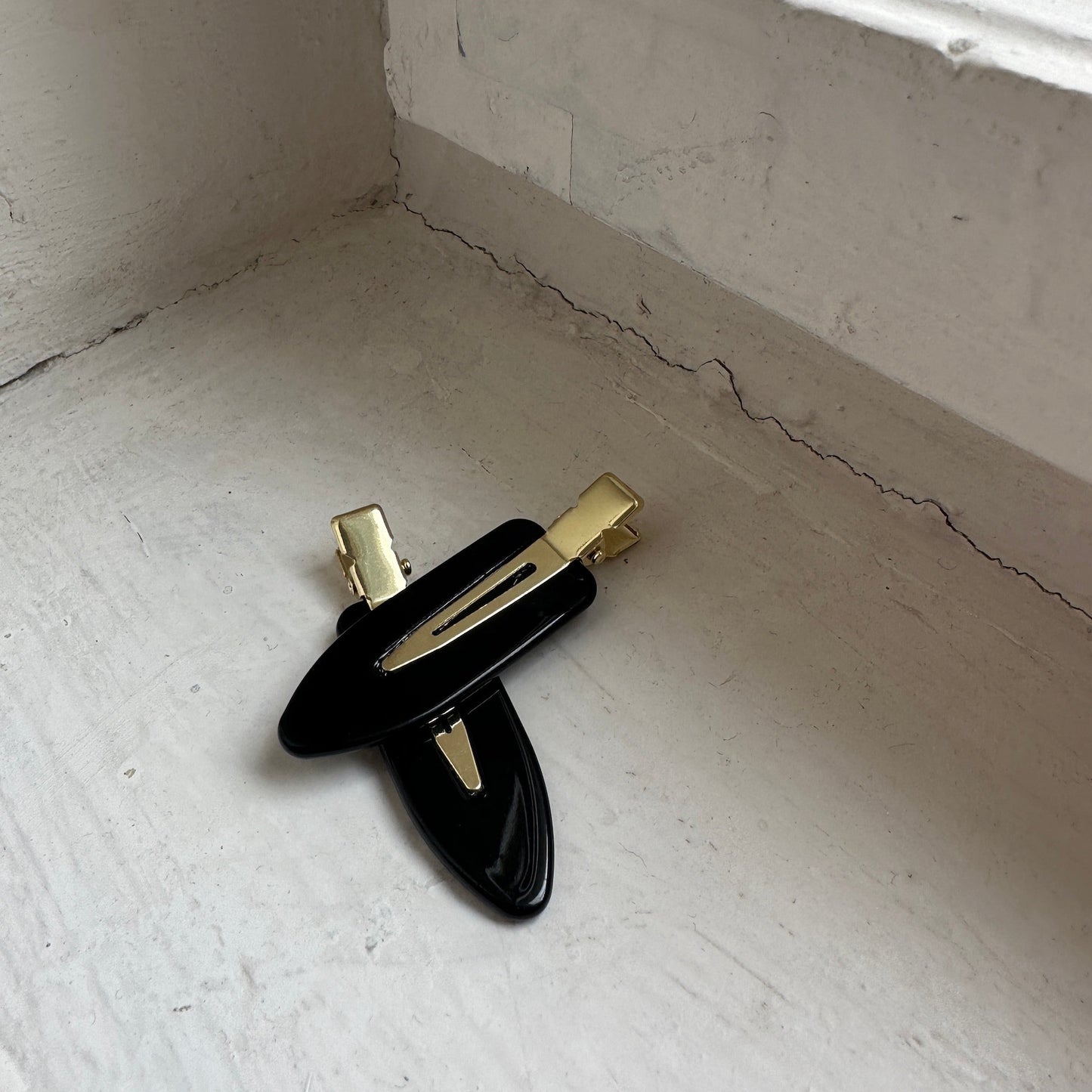 Skincare Clips in schwarz auf weißer Fensterbank