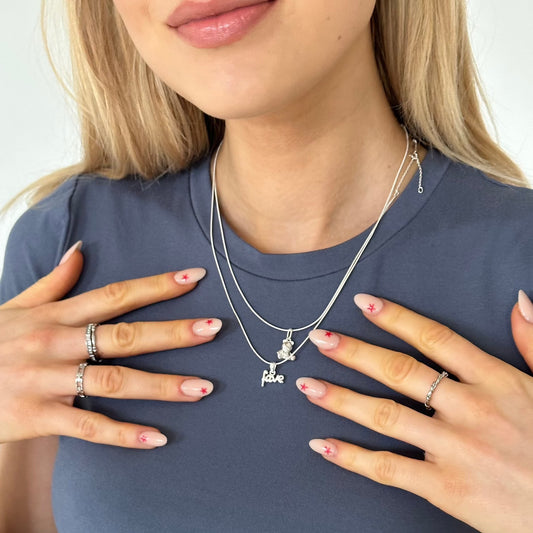 Halsketten, Silber und Ringe, getragen von Mädchen