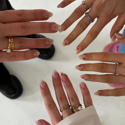 ringe an vier Händen von oben