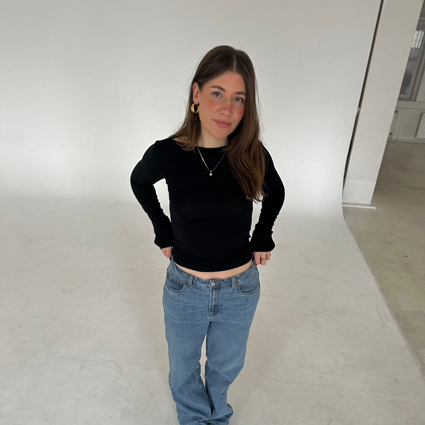 bella hoops getragen von stehendem Mädchen im Raum