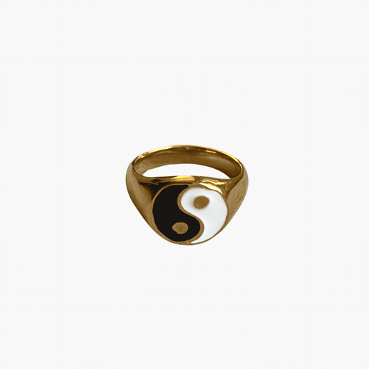 Yin Yang Ring in Gold auf weißem Hintergrund