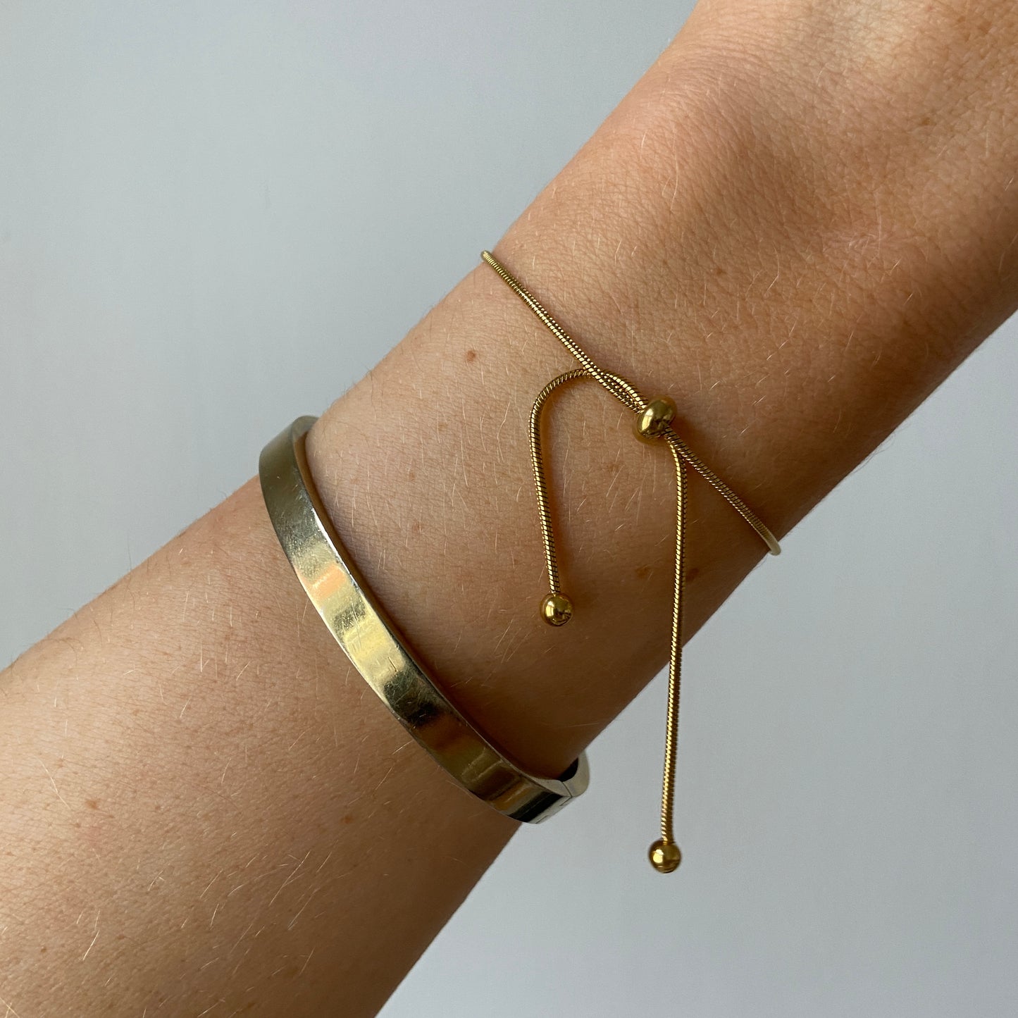 Lola Armband, Gold am Hand Gelenk