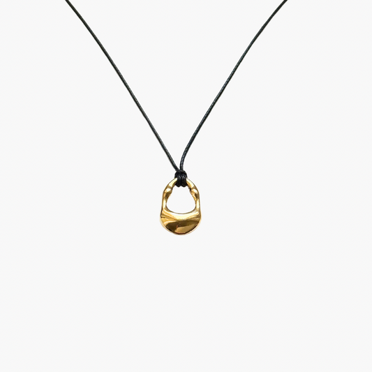 Ricci Halskette auf Hintergrund weiß