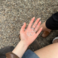 Ohrringe silber auf Hand liegend