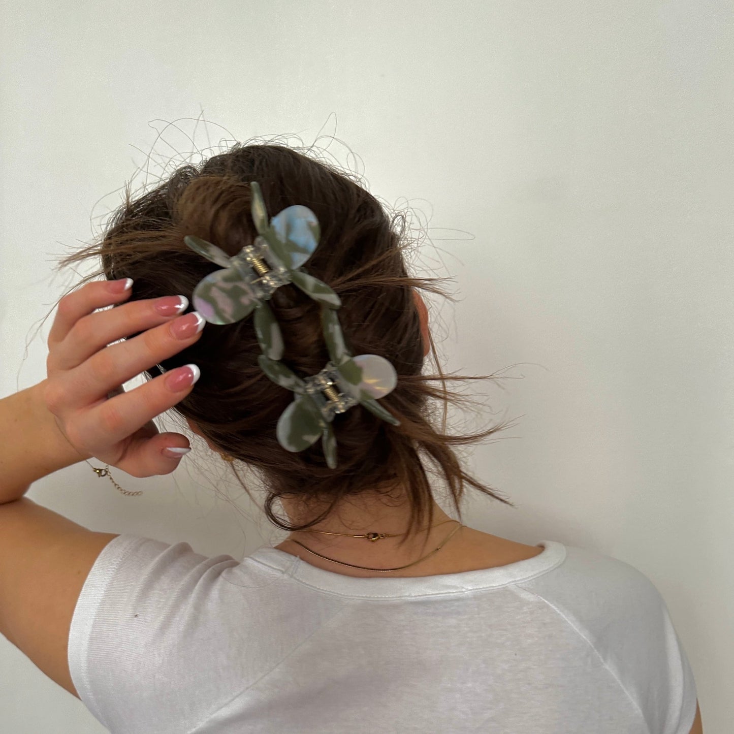 Flower Clip Blumen Haarspange in grün weiß getragen im Haar