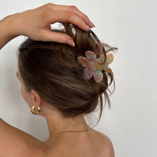 Flower Clip Blumen Haarspange in pink und grün getragen im Haar