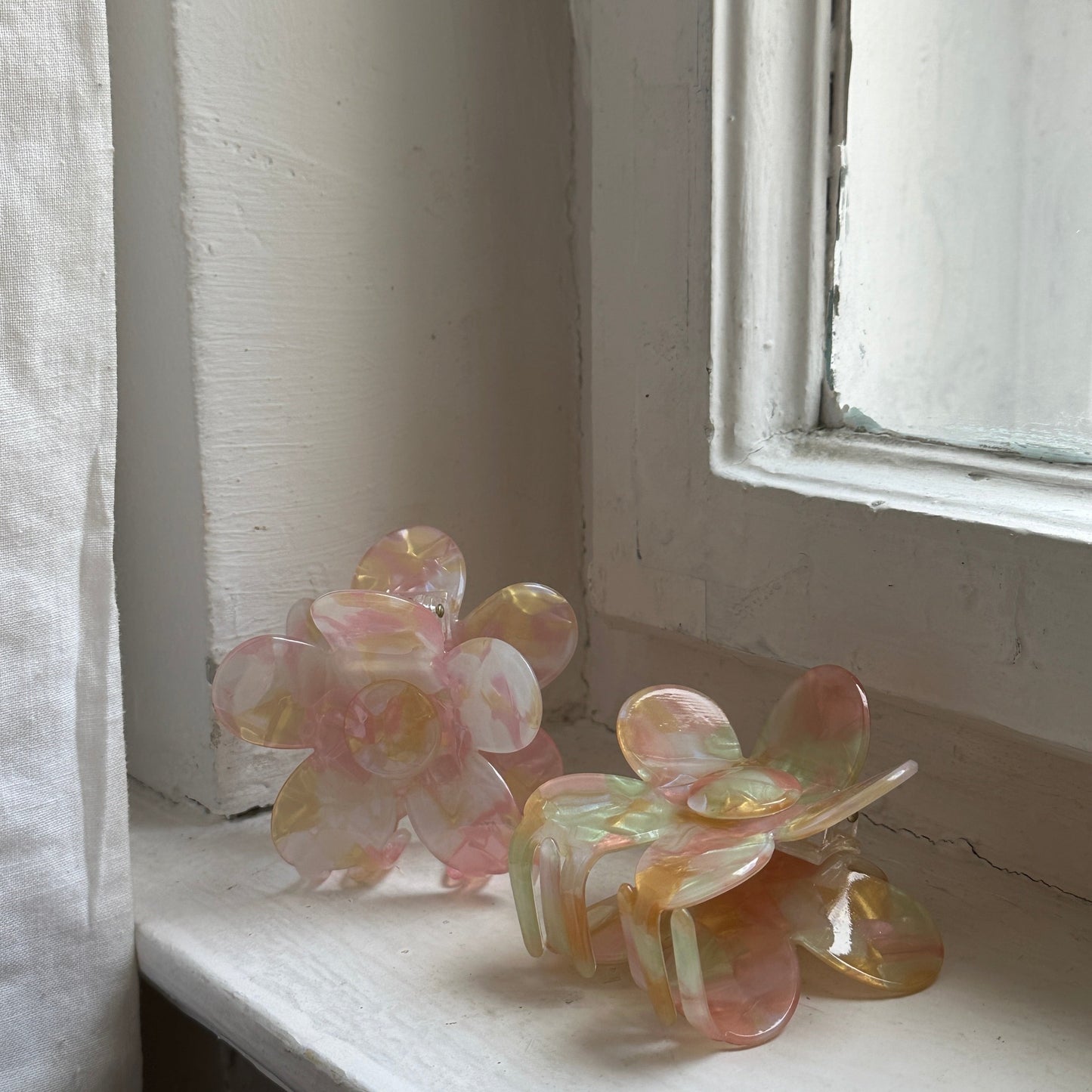 Flower Clip Blumen Haarspange in Pink Grün und Pink Weiß auf Fensterbank