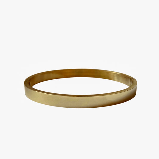 Golden Bracelet Armband auf weißem Hintergrund