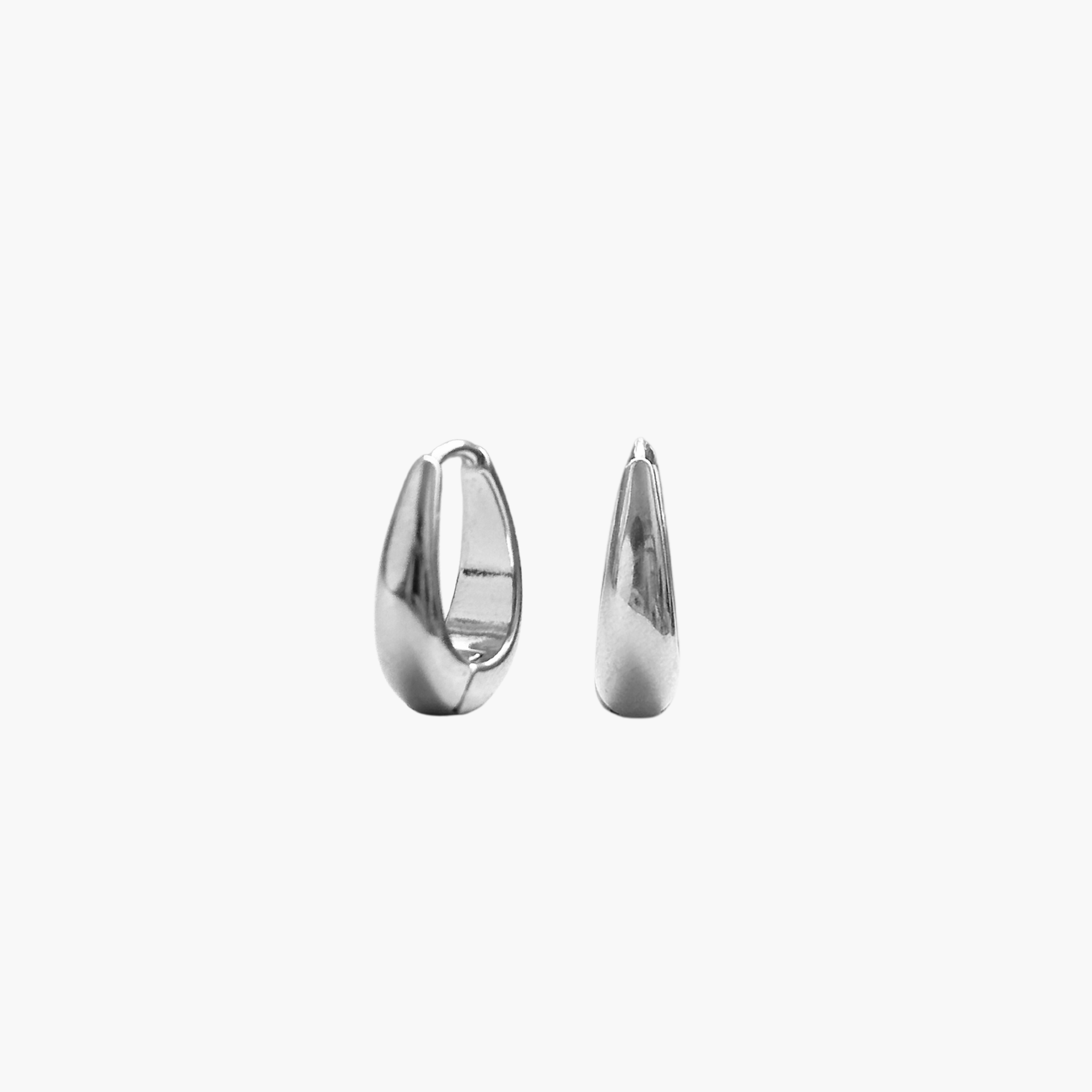 Hailey Hoops Tropfen Ohrringe in Silber auf weißem Hintergrund