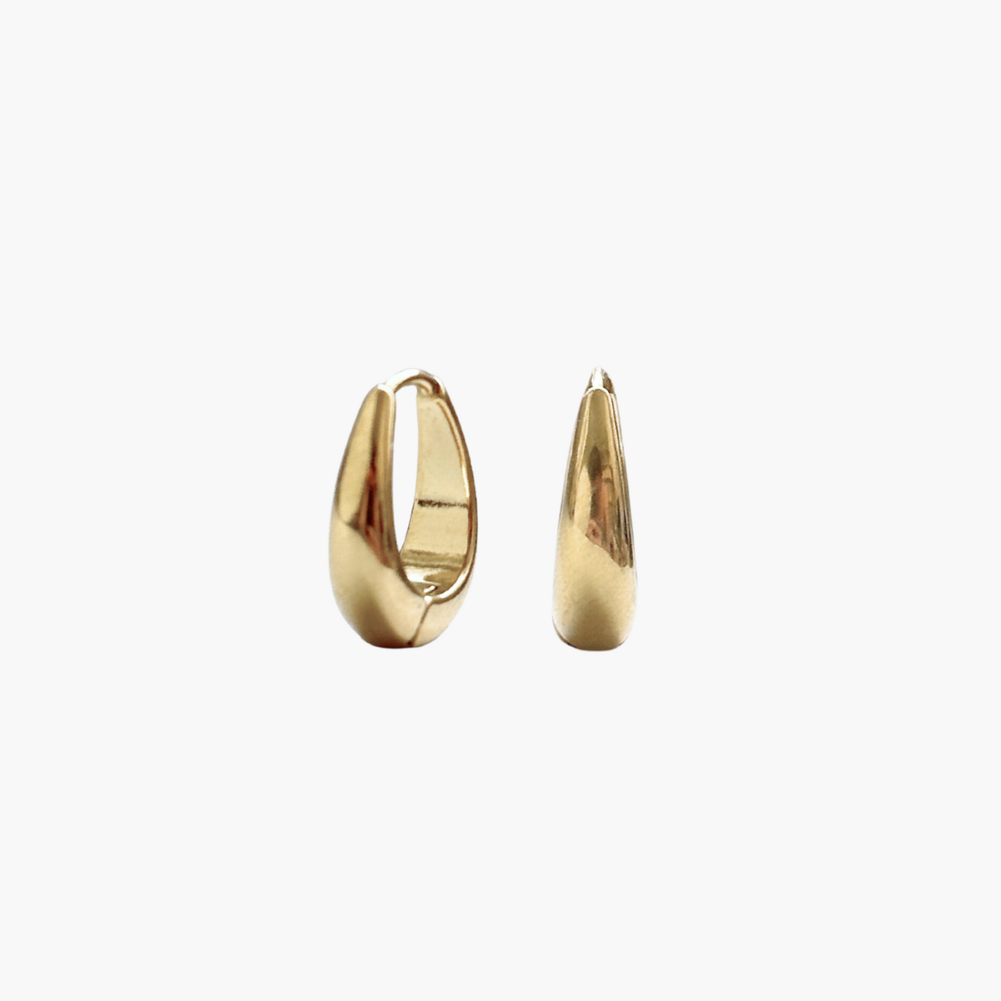 Hailey Hoops Tropfen Ohrringe in Gold auf weißem Hintergrund
