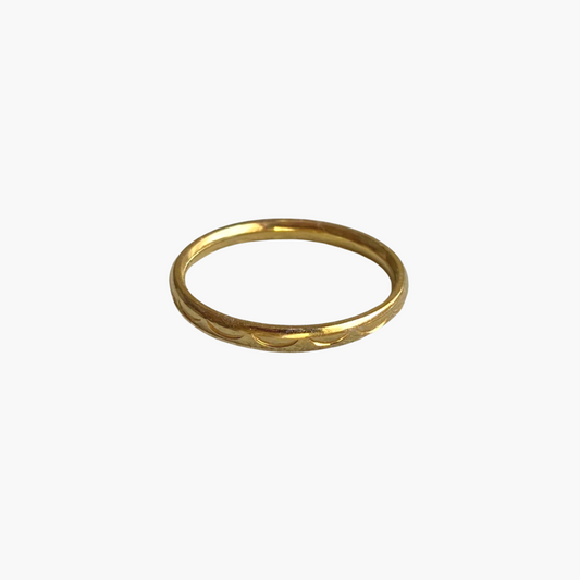 Halbmond Ring in gold auf weißem Hintergrund