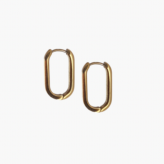 Oval Hoops Creolen Oval in gold auf weißem Hintergrund