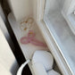 Pink Bow Schleifen Haarspange auf Fensterbank mit Teddy Bear Kette und Kopfhörern