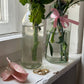 Pink Pastel Clip Haarspange in pink auf Fensterbank mit zwei Vasen voll Blumen