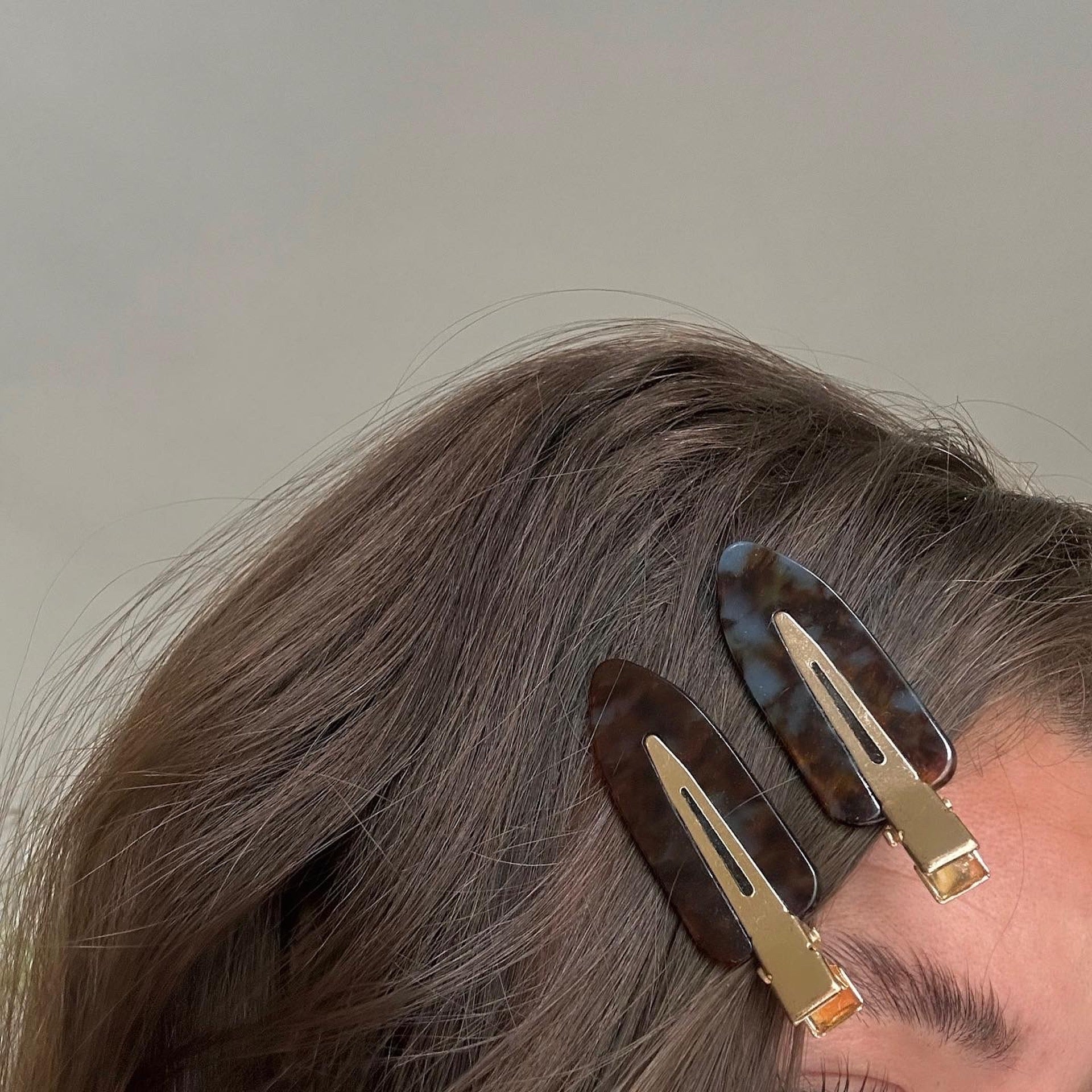 Skincare Clips in braun getragen an Frau mit aschblonden Haaren