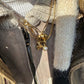 teddy bear halskette mit anderen Halsketten getragen, close up
