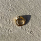 Yin Yang Ring in gold von oben auf weißer Steinplatte